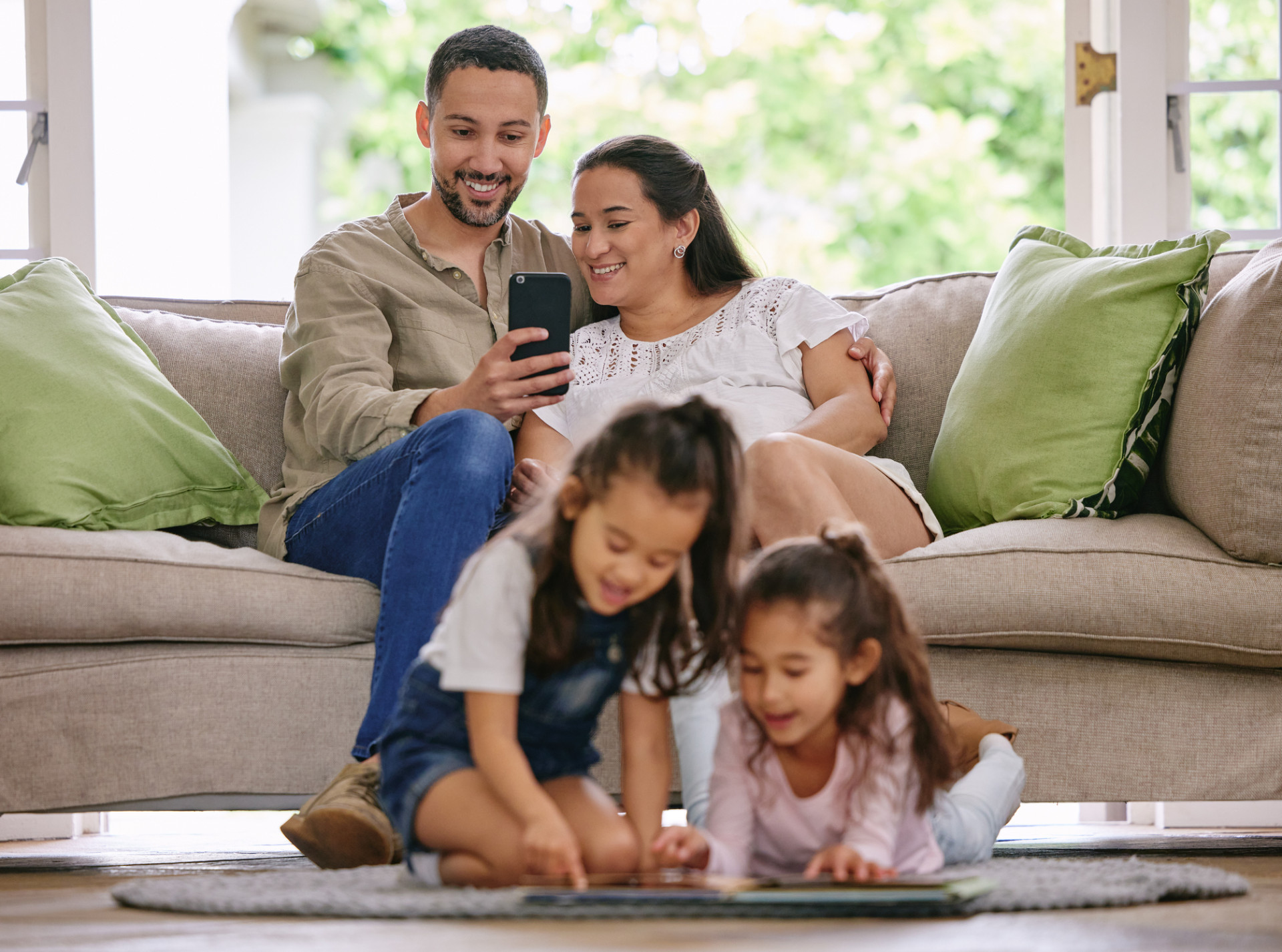 parents-smiling-with-phone